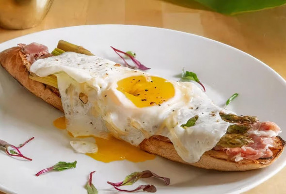 Prosciutto Asparagus Toast