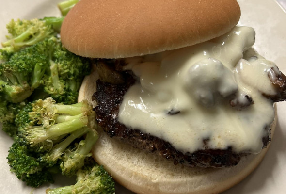 Mushrooms & Swiss Cheeseburger